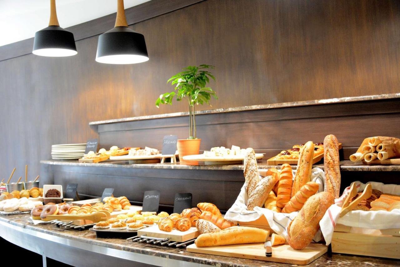 Radisson Blu Resort, Al Khobar Bahía de la Media Luna Exterior foto A bread buffet at a hotel