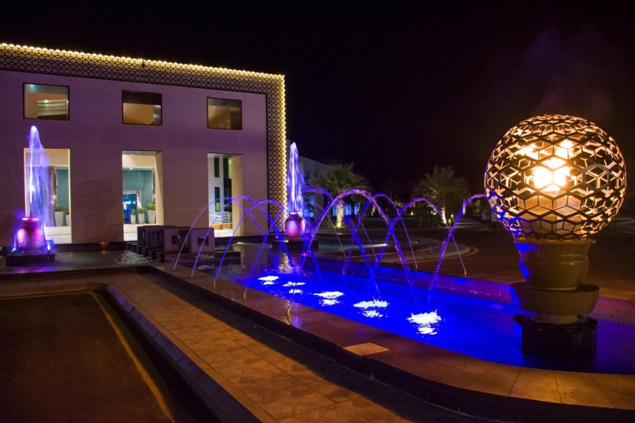 Radisson Blu Resort, Al Khobar Bahía de la Media Luna Exterior foto Fountain at the hotel