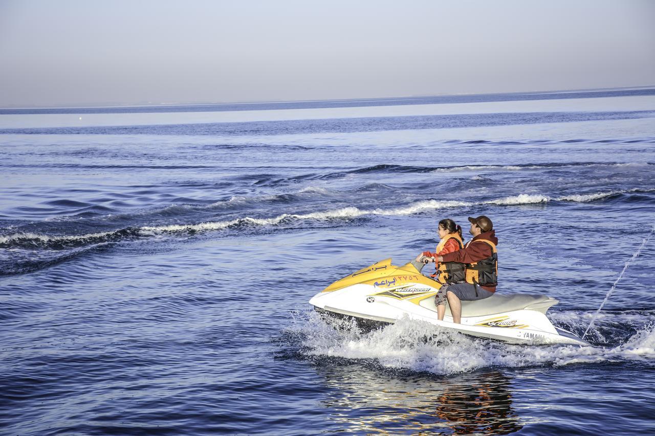 Radisson Blu Resort, Al Khobar Bahía de la Media Luna Exterior foto Jet skiing in the Mediterranean