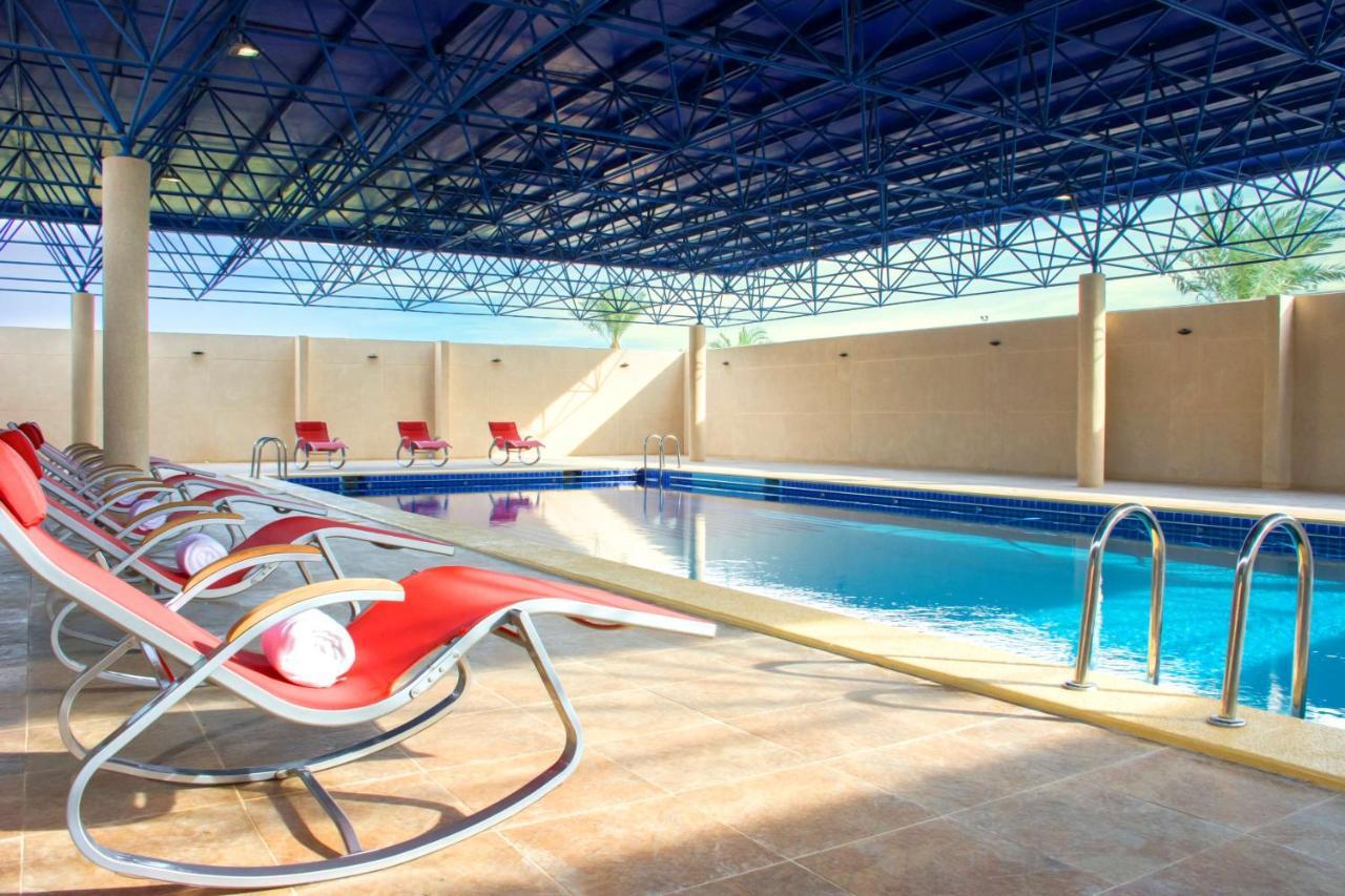 Radisson Blu Resort, Al Khobar Bahía de la Media Luna Exterior foto Swimming pool at the hotel