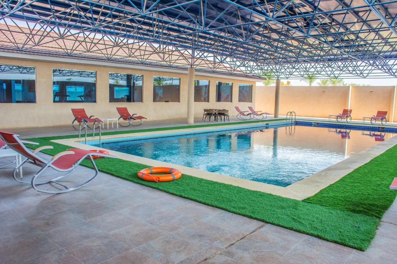 Radisson Blu Resort, Al Khobar Bahía de la Media Luna Exterior foto Swimming pool at the hotel